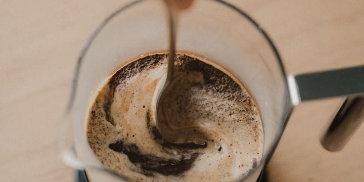 Cómo hacer café en prensa francesa: guía paso a paso