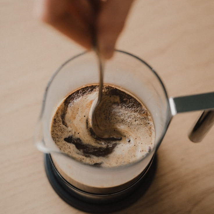 Cómo hacer café en prensa francesa: guía paso a paso