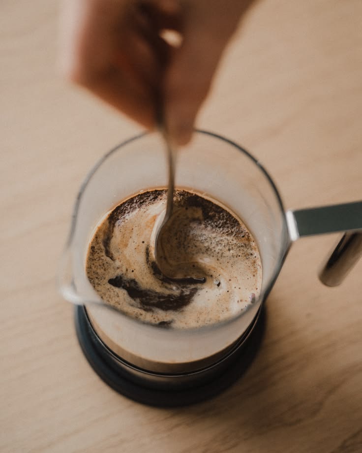 Cómo hacer café en prensa francesa: guía paso a paso